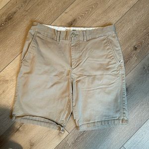 Men’s khaki shorts